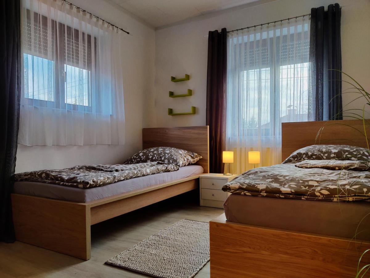 Holiday Home In Quiet Beautiful Area With Two Separate, Modern, Furnished Apartments Deutsch-Wagram Extérieur photo