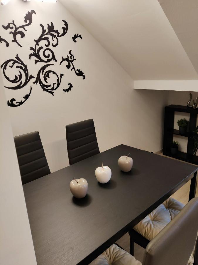 Holiday Home In Quiet Beautiful Area With Two Separate, Modern, Furnished Apartments Deutsch-Wagram Extérieur photo