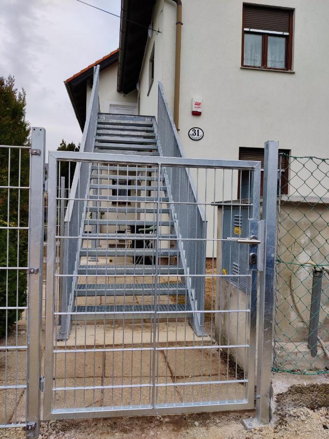 Holiday Home In Quiet Beautiful Area With Two Separate, Modern, Furnished Apartments Deutsch-Wagram Extérieur photo