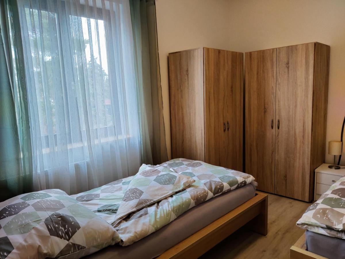 Holiday Home In Quiet Beautiful Area With Two Separate, Modern, Furnished Apartments Deutsch-Wagram Extérieur photo