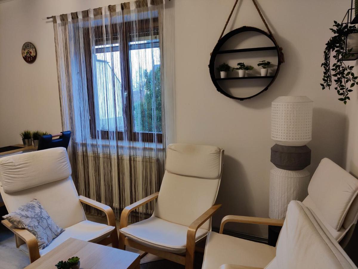 Holiday Home In Quiet Beautiful Area With Two Separate, Modern, Furnished Apartments Deutsch-Wagram Extérieur photo