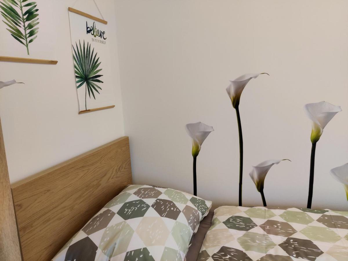 Holiday Home In Quiet Beautiful Area With Two Separate, Modern, Furnished Apartments Deutsch-Wagram Extérieur photo